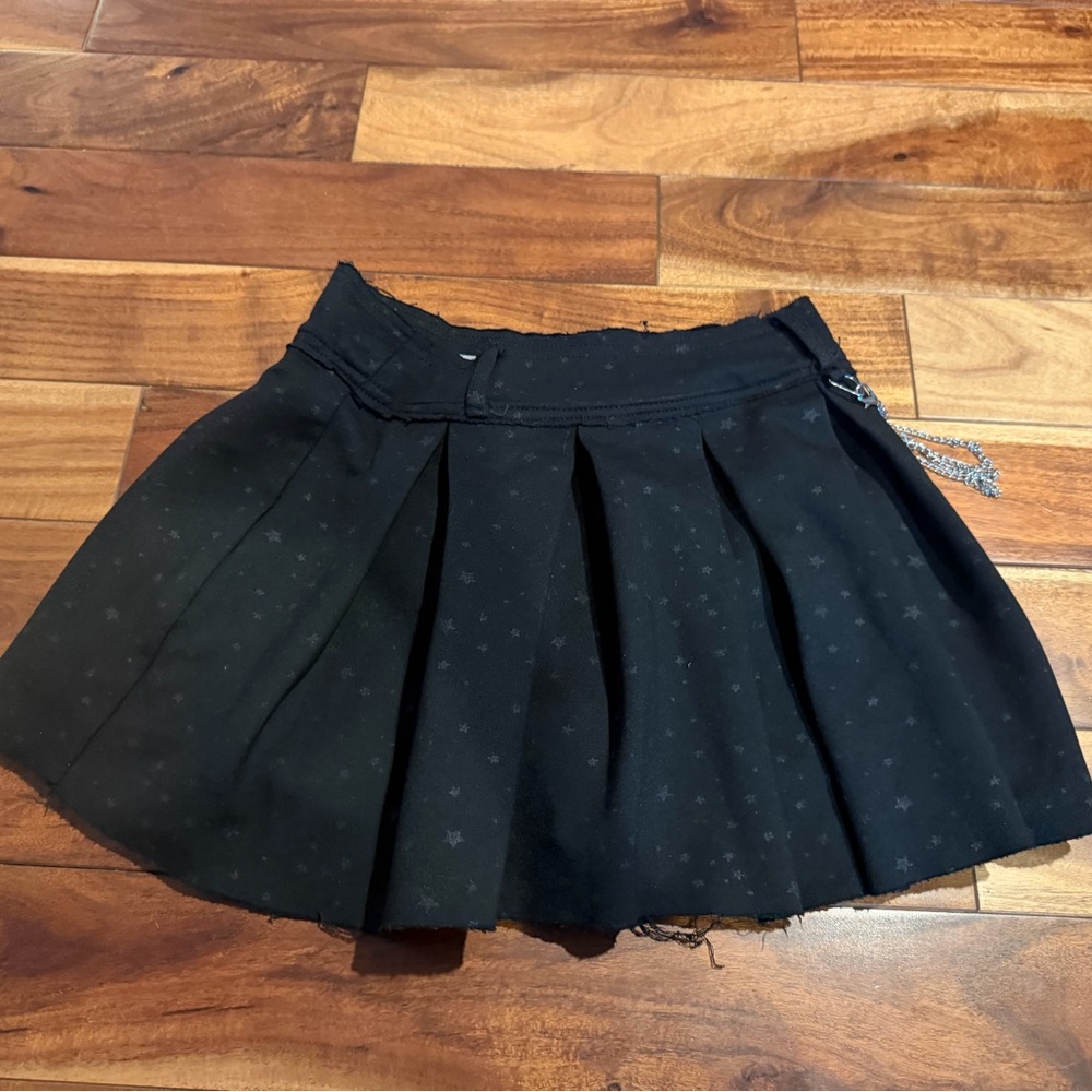 Tractr girl Black Pleated Skirt with Chain Detail an zipper closure size 12